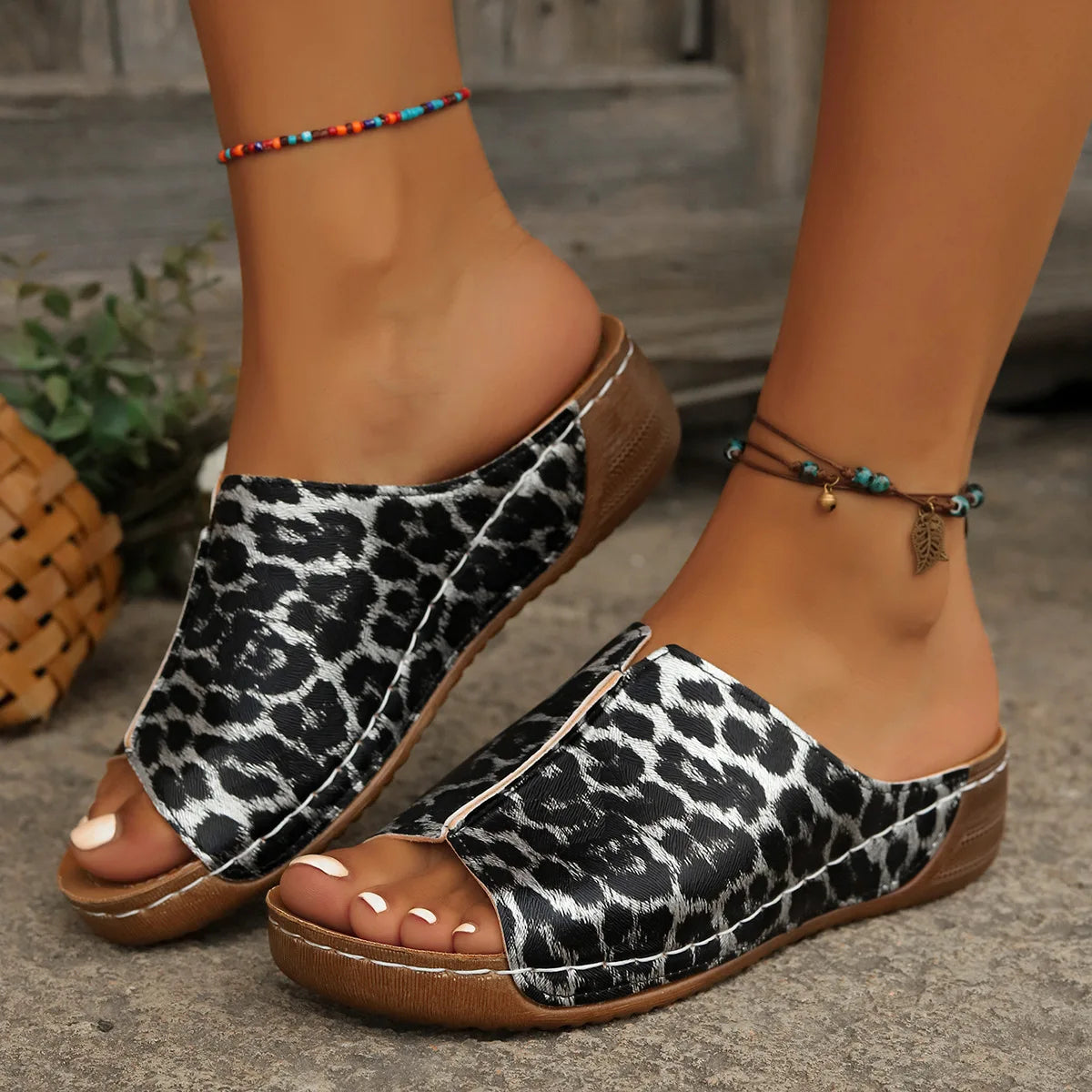 Women's fashion shoes 2025 Summer open-toed women's slippers Comfortable lightweight wedge shoes Classic printed platform slippe